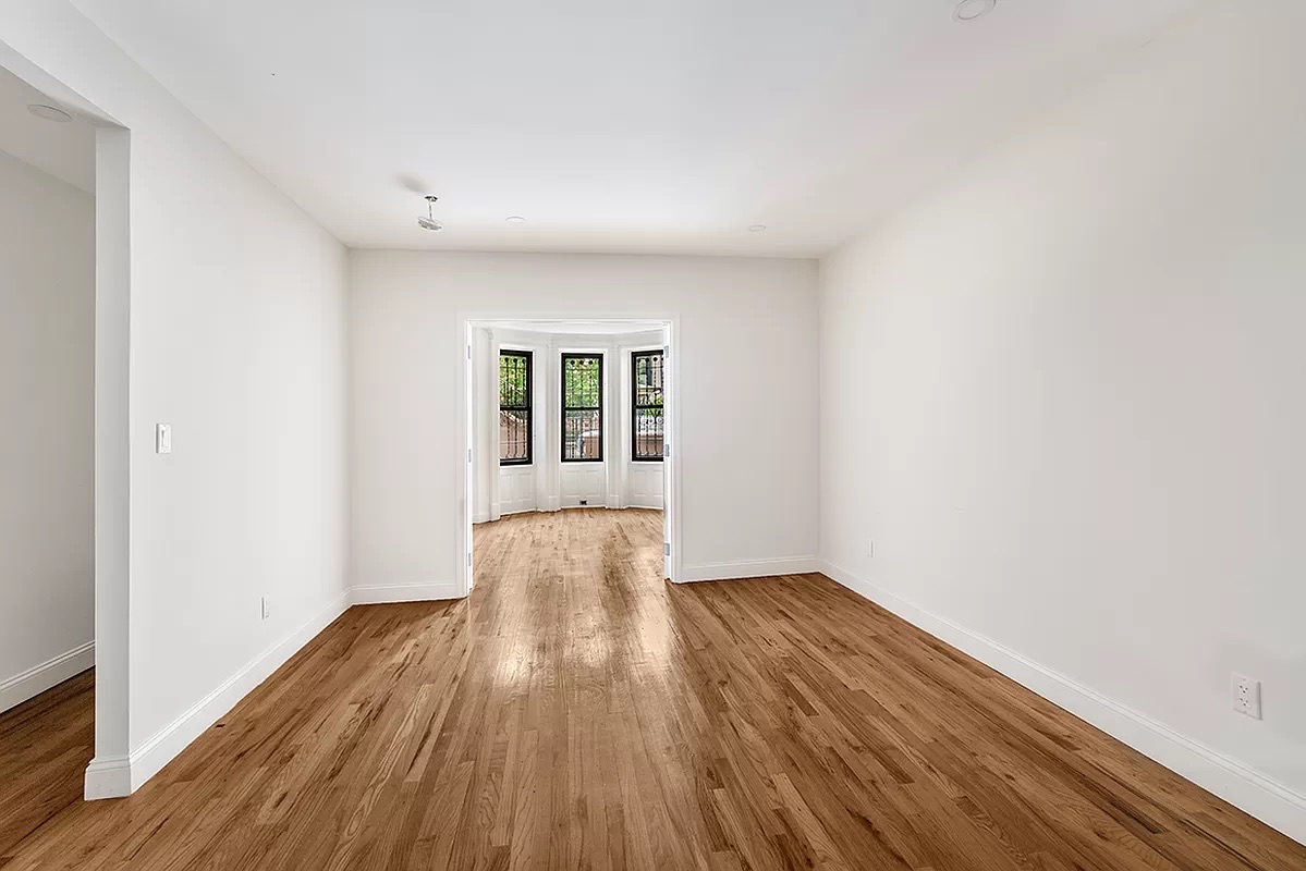 1097 PARK PL