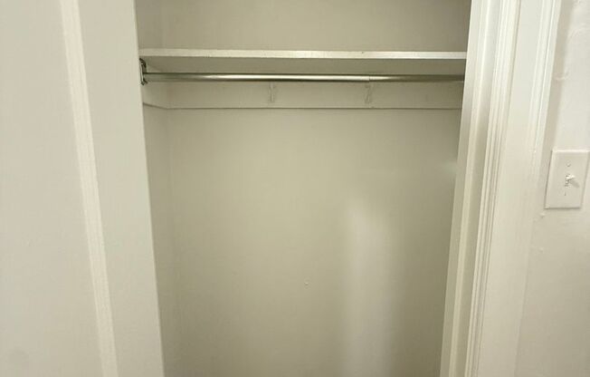 1 bed, 1 bath, 962 sqft, $1,510, Unit New King Edward  306