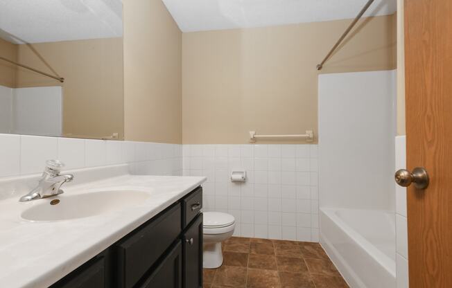 Anoka, MN Dellwood Estates Apartments. A bathroom with a toilet sink and bathtub