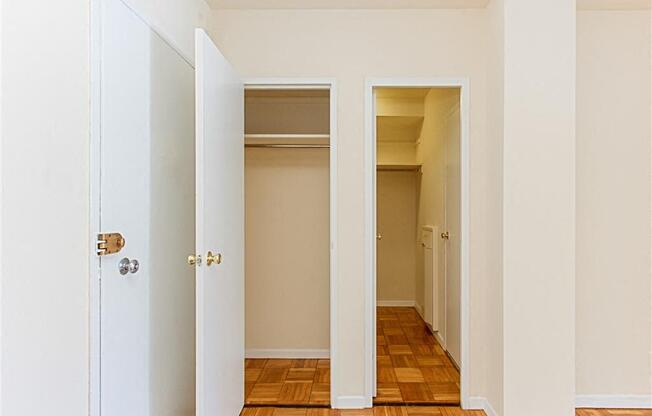 Brunswick-House-Apartments-Studio-Closet