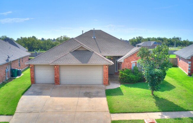 4 bedroom, 2 bath home in Castlebrook Crossing - Mustang Schools