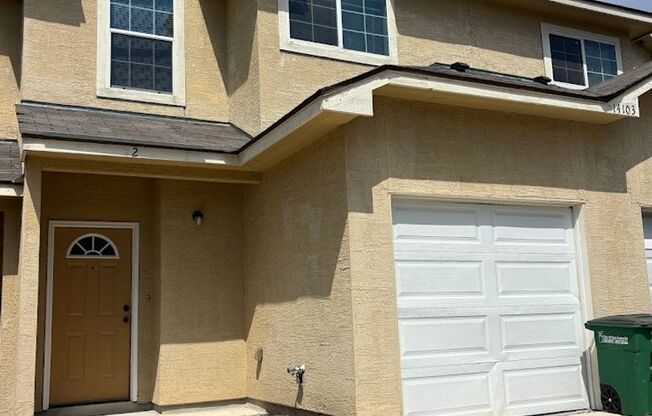 3 bed 2.5 bath townhome located near 1604 and I35