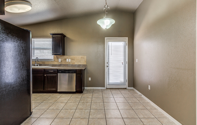 3 beds, 2 baths, $1,350