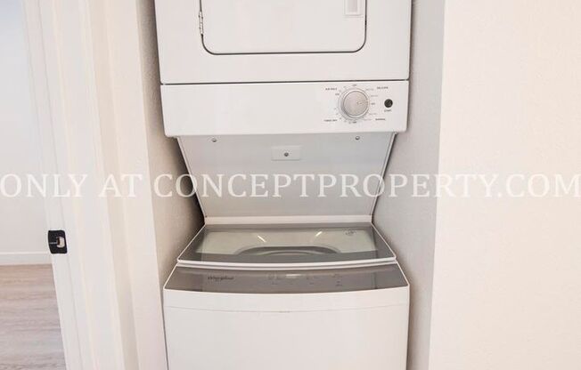 2 beds, 1 bath, 894 sqft, $1,599, Unit 04