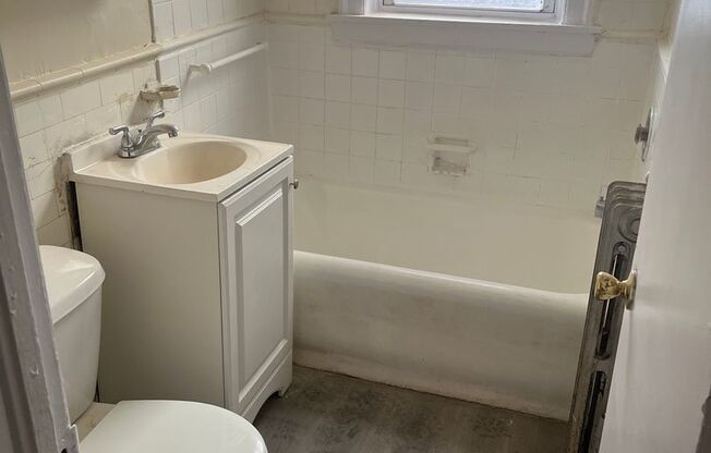 One bedroom one bathroom apartment with heat included