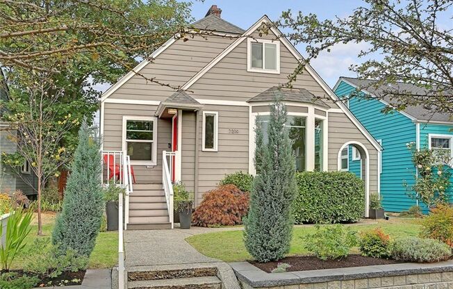 Renovated Old World Charm within 1-block to Green Lake