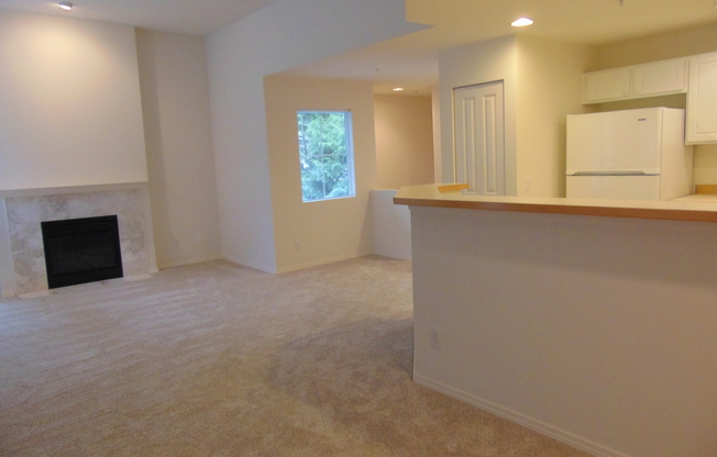 Great 2BR/2BA Issaquah Condo.  Perfect Location!