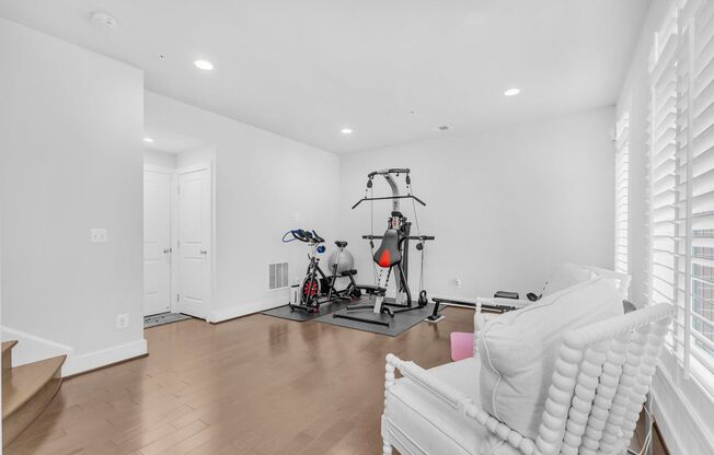 Modern 4-Level Townhome in Vibrant Alexandria – Move-In Ready Dec 1!