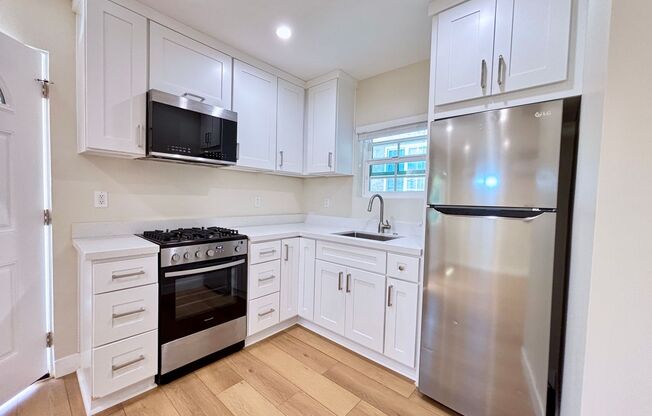 Private, Cozy, Backhouse Studio Located In Reseda!
