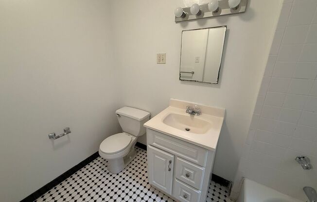 Studio, 1 bath, 323 sqft, $1,175, Unit Old King Edward 531