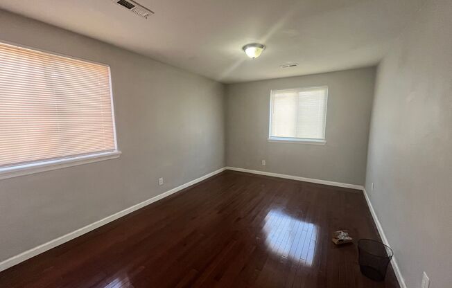 3 beds, 1 bath, $1,900, Unit Unit 2