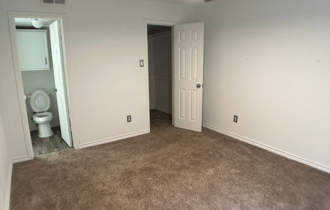 2 beds, 2 baths, $1,570, Unit Unit 1041