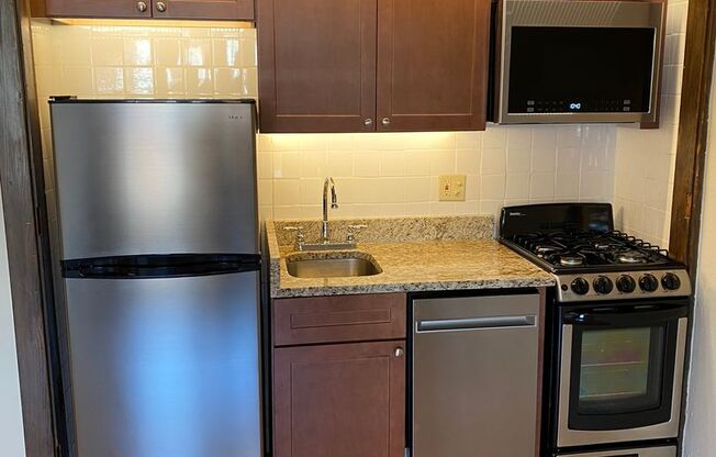 Studio, 1 bath, 320 sqft, $1,525, Unit 225-305