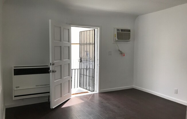 2 beds, 1 bath, $2,495, Unit 3926 1/2 W 28th St