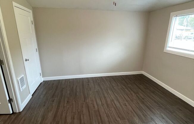 2 beds, 1 bath, 706 sqft, $1,300, Unit Coll140