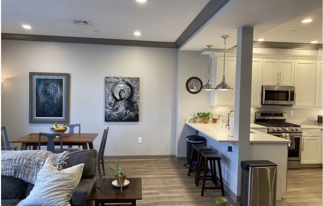 2 beds, 2 baths, $3,900, Unit 6