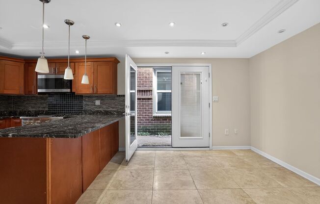 Spacious 1Bd/1Bth condo nestled in the heart of Old Town Alexandria! Pets Welcome!