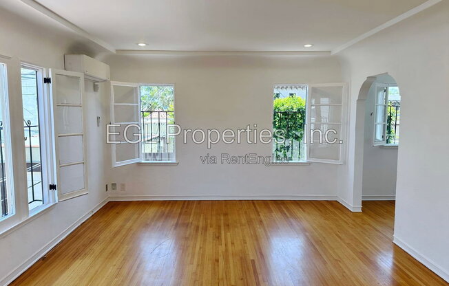 1016 1/2 S CRES HTS BLVD