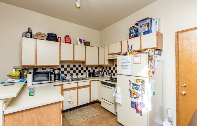 Spacious 1bed1bath unit in Wicker Park! Central Air, FREE Laundry, Private Deck & Blue Line!