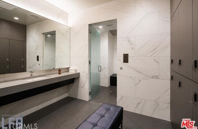 1 bed, 1 bath, 740 sqft, $3,100, Unit 902