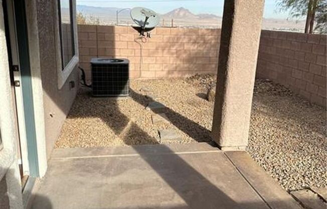 Beautiful 3 bedroom w loft 2.5 bath townhouse in Henderson, Gated community!