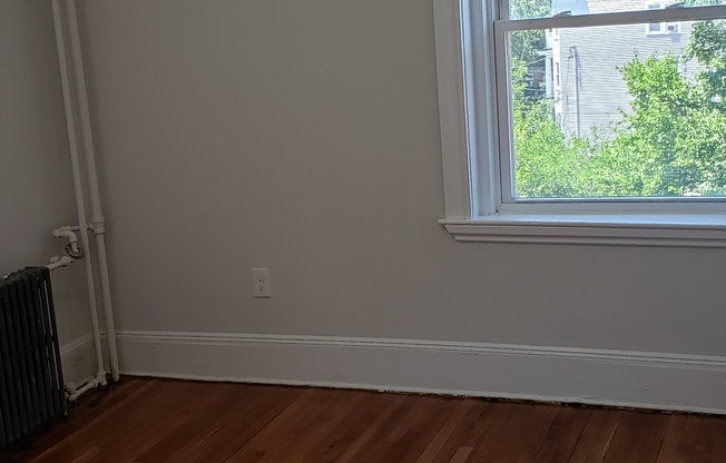 2 beds, 1 bath, $3,000, Unit 27