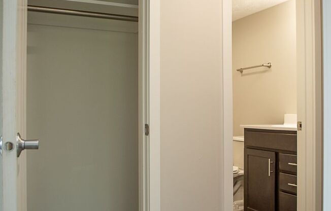 2 beds, 1 bath, $1,050, Unit 4001 Holdrege St. #7