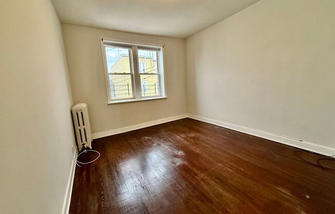 3 beds, 1 bath, $2,700, Unit Apt 3