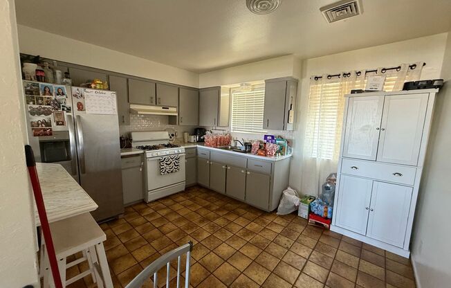 Charming 3 Bed / 2 Bath Dinuba Home with Garage – Only $1,675!