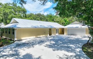 3/2 POOL home in Harbor Estates Stuart--Lots of Parking!