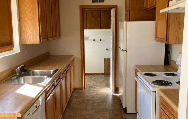 3 beds, 1 bath, $2,495