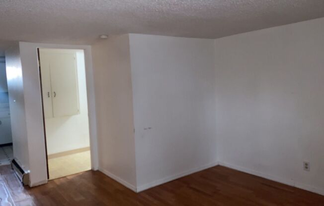 Charming units in a Histroic Building- Quiet Location near downtown