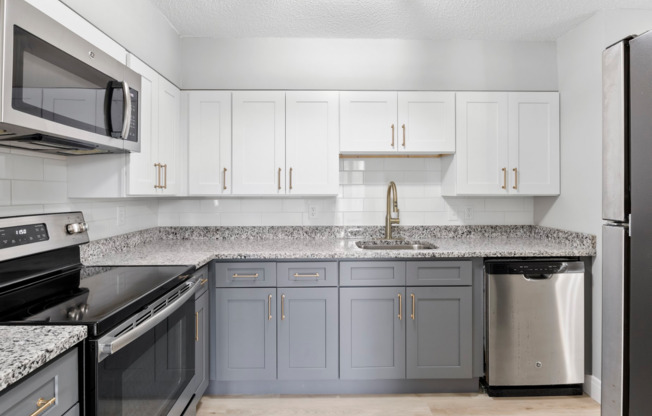 O'Bryonville: Spacious Renovated One Bedroom Available
