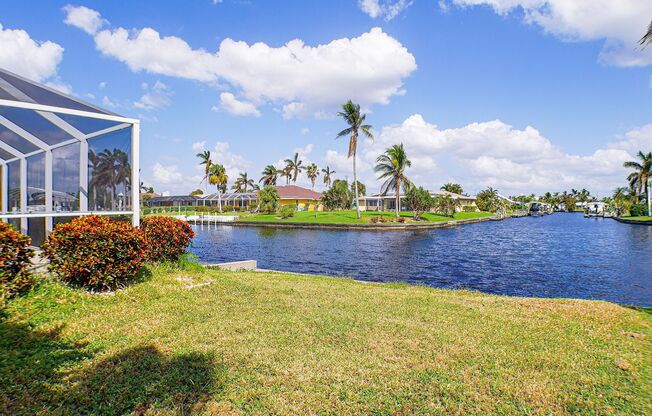 Luxury and comfort, Pool home overviewing the gulf access canal 3beds+ den, 4 bathrooms home in Cape Coral