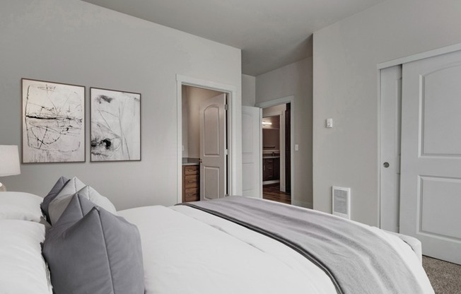 Walk-In Closet | Tualatin Oregon | River Ridge Apartments