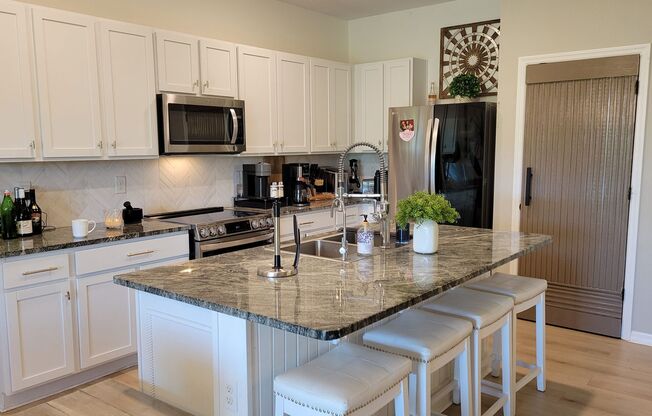 Annual turnkey furnished almost new townhome in Palmer Ranch!