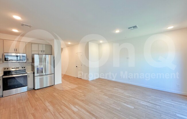 2746 W RED FOX RD