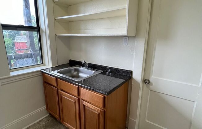 1 bed, 1 bath, $1,200, Unit 106 Lincoln Apt. 4L