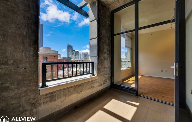 Location, Luxury, and Lifestyle – Top Floor 2BR/2BA in the Heart of the Gaslamp!