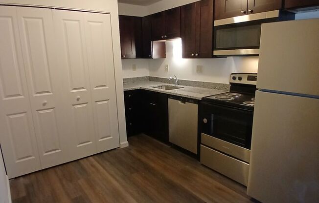 2 beds, 1 bath, 800 sqft, $1,095, Unit 190203