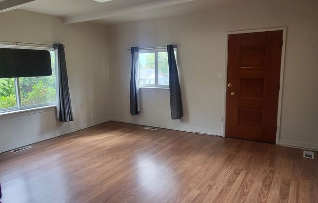 2 beds, 1 bath, $1,595