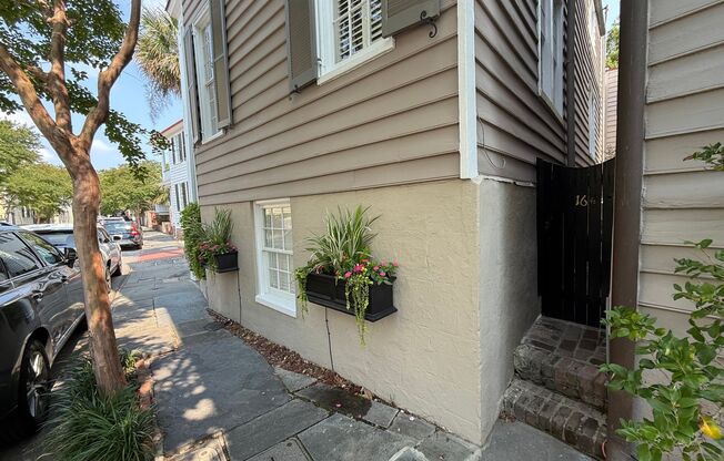 Charming Carriage Home Near The Charleston Battery