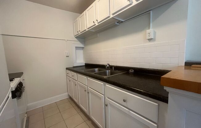 Studio, 1 bath, 450 sqft, $963, Unit 16