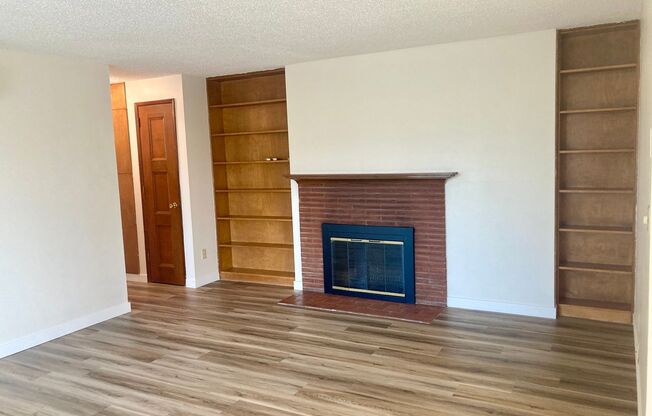 *$500 OFF FIRST FULL MONTH'S RENT* Charming 2-Bed, 1-Bath Remodeled Duplex with Brand New Flooring, Fireplace, A/C, and Water/Sewer Included – Prime Milwaukie Location!