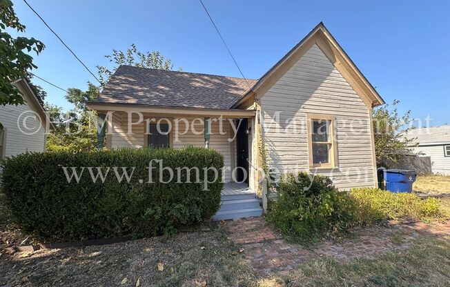 310 E Parks Ave - Charming 2 Bedroom, 1 Bathroom home in Waxahachie, TX!