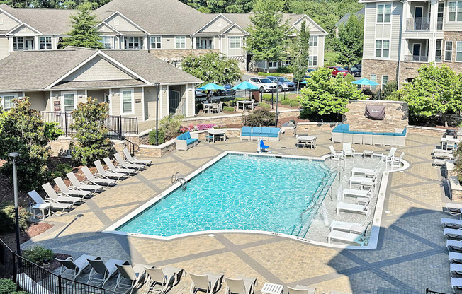 Saltwater pool with sun shelf, entertainment lounge and Wi-Fi