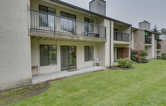 Roomy Remodeled  Kirkland Condo