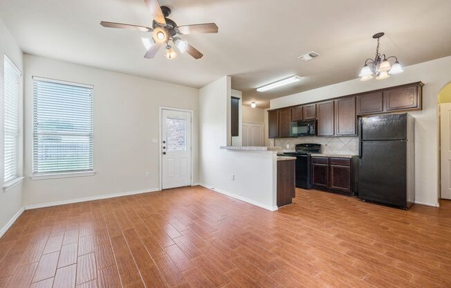 Available Now! Nice 3 Bedroom, 2.5 Bath Duplex located in New Braunfels!