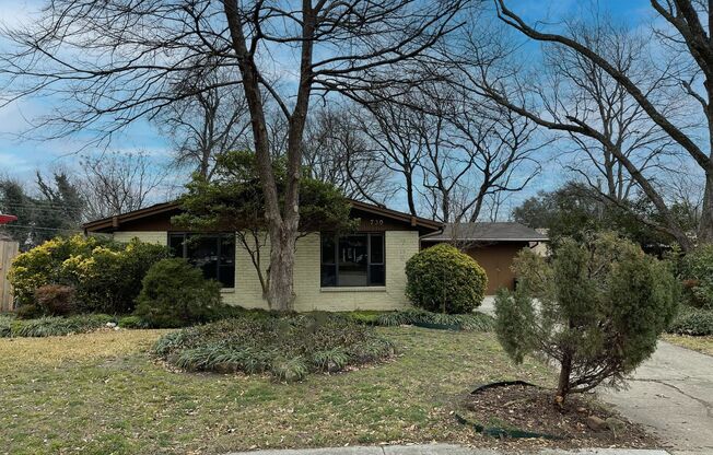 4 Bedrooms With Vaulted Ceilings On a Wooded Lot!