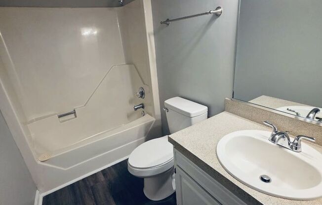 2 beds, 1.5 baths, 880 sqft, $995, Unit 411